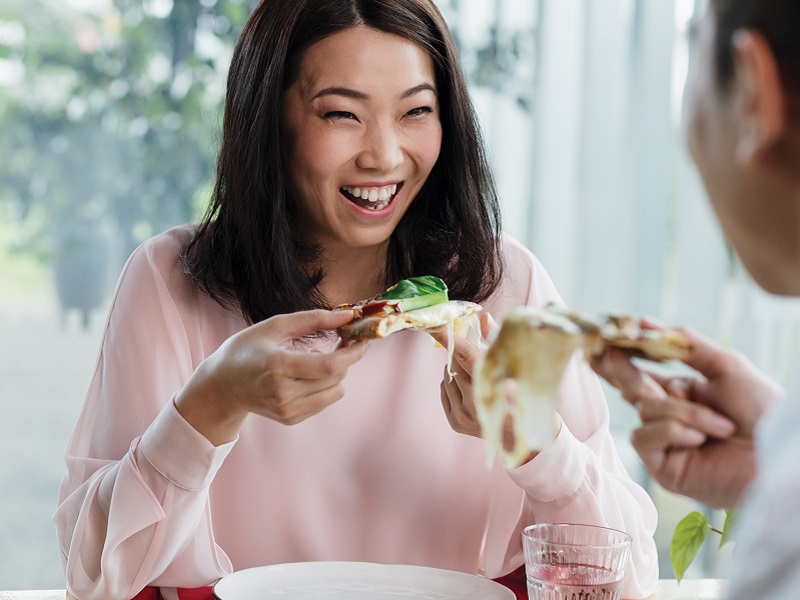 Couple eating pizza